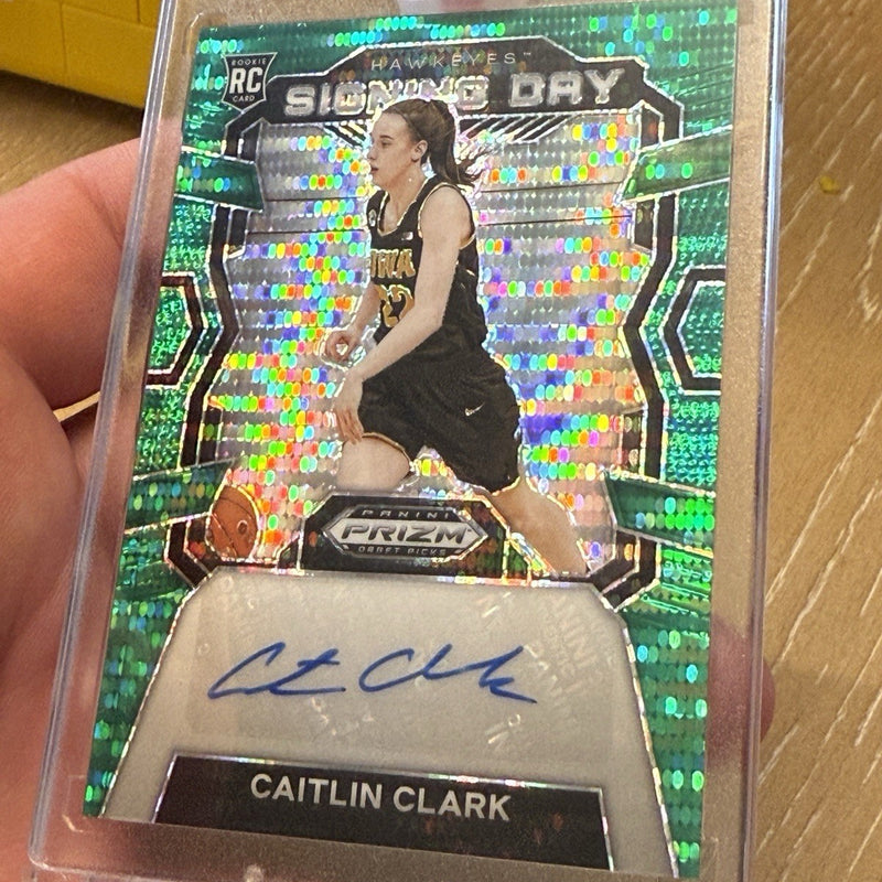 PANINI PRIZM DRAFT PICKS AUTOgraph CAITLIN CLARK ROOKIE RC Signing Numbered /25